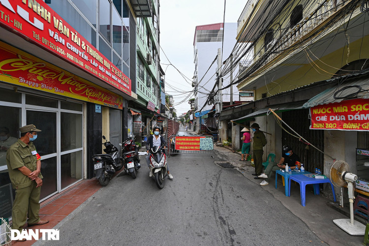 Hà Nội: Dựng bức tường tôn dài 200 m chia đôi 2 quận để phòng dịch - 1