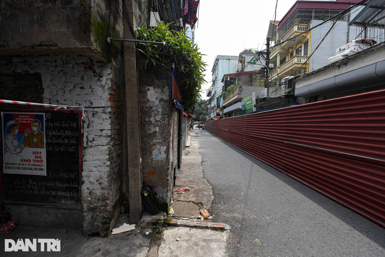Hà Nội: Dựng bức tường tôn dài 200 m chia đôi 2 quận để phòng dịch - 16