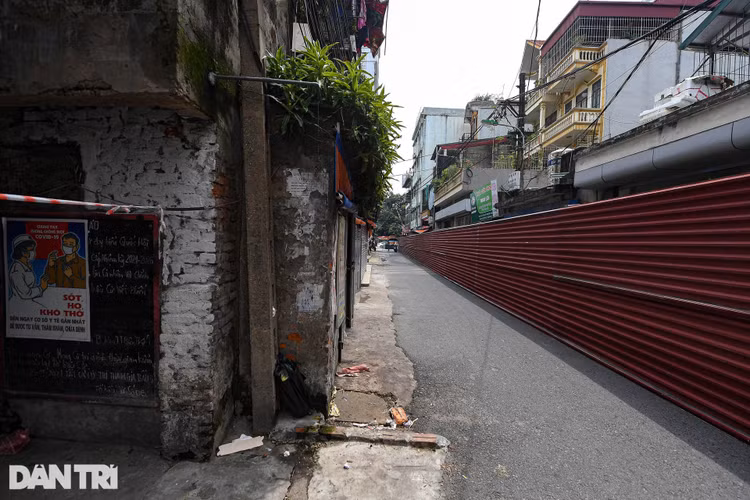 Hà Nội: Dựng bức tường tôn dài 200 m chia đôi 2 quận để phòng dịch - 16