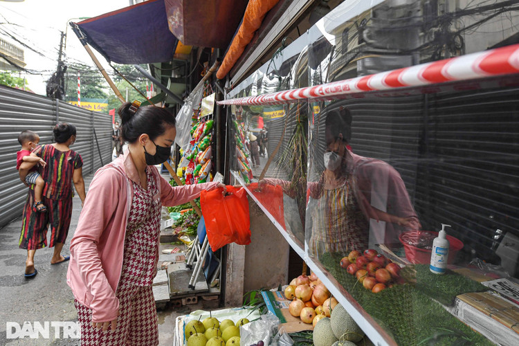 Hà Nội: Dựng bức tường tôn dài 200 m chia đôi 2 quận để phòng dịch - 5
