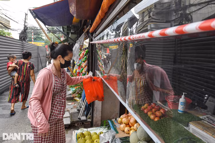 Hà Nội: Dựng bức tường tôn dài 200 m chia đôi 2 quận để phòng dịch - 5