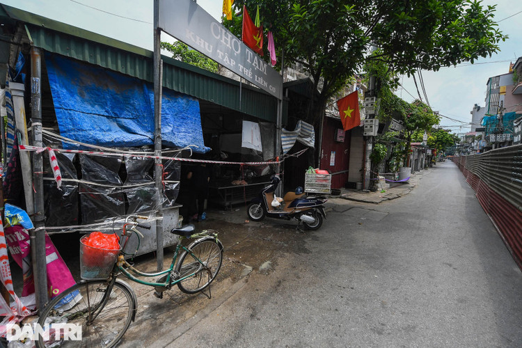 Hà Nội: Dựng bức tường tôn dài 200 m chia đôi 2 quận để phòng dịch - 6