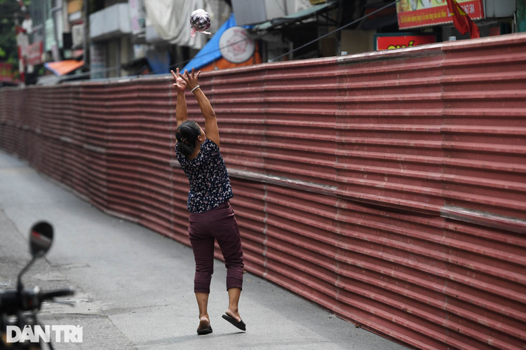 Hà Nội: Dựng bức tường tôn dài 200 m chia đôi 2 quận để phòng dịch - 11