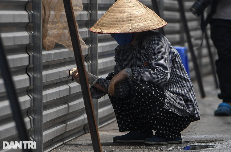 Hà Nội: Dựng bức tường tôn dài 200 m chia đôi 2 quận để phòng dịch - 12