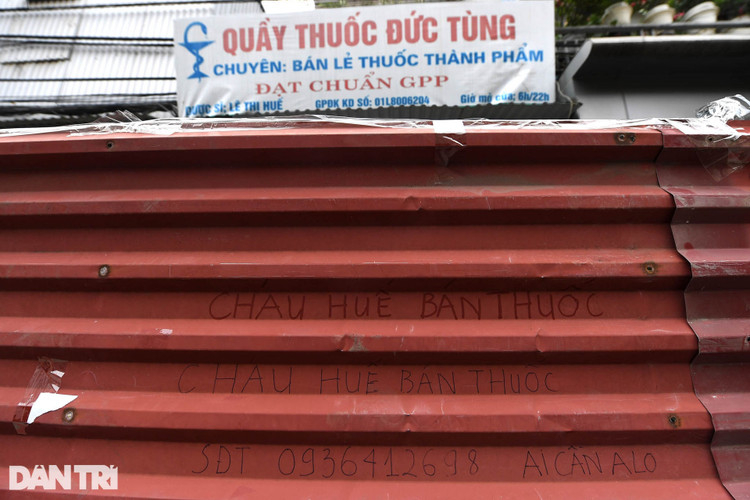 Hà Nội: Dựng bức tường tôn dài 200 m chia đôi 2 quận để phòng dịch - 7