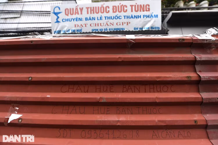 Hà Nội: Dựng bức tường tôn dài 200 m chia đôi 2 quận để phòng dịch - 7