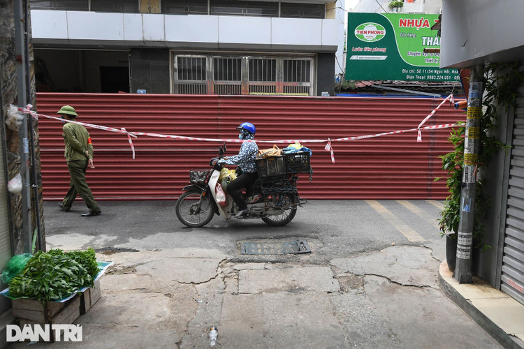 Hà Nội: Dựng bức tường tôn dài 200 m chia đôi 2 quận để phòng dịch - 15