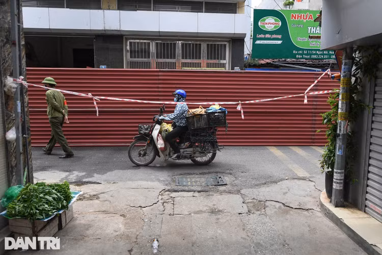 Hà Nội: Dựng bức tường tôn dài 200 m chia đôi 2 quận để phòng dịch - 15