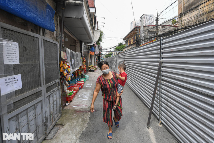 Hà Nội: Dựng bức tường tôn dài 200 m chia đôi 2 quận để phòng dịch - 3