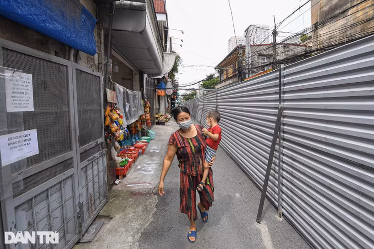 Hà Nội: Dựng bức tường tôn dài 200 m chia đôi 2 quận để phòng dịch - 3