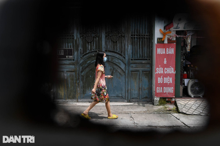 Hà Nội: Dựng bức tường tôn dài 200 m chia đôi 2 quận để phòng dịch - 14