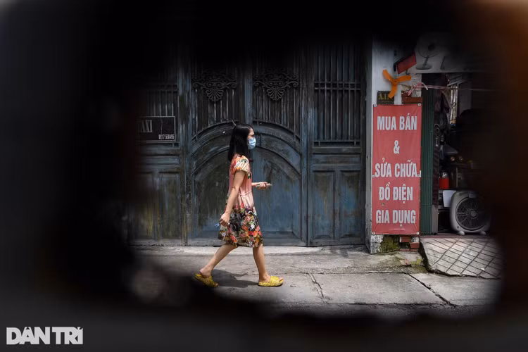 Hà Nội: Dựng bức tường tôn dài 200 m chia đôi 2 quận để phòng dịch - 14