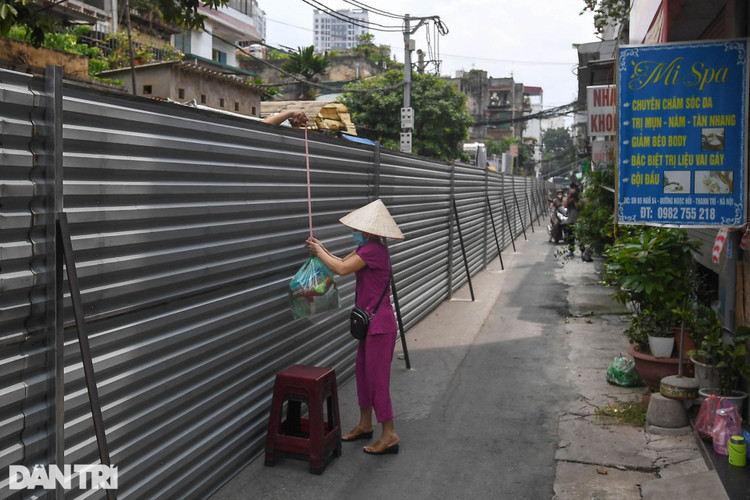 Hà Nội: Dựng bức tường tôn dài 200 m chia đôi 2 quận để phòng dịch - 9