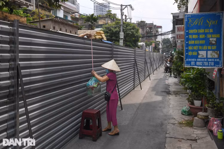 Hà Nội: Dựng bức tường tôn dài 200 m chia đôi 2 quận để phòng dịch - 9