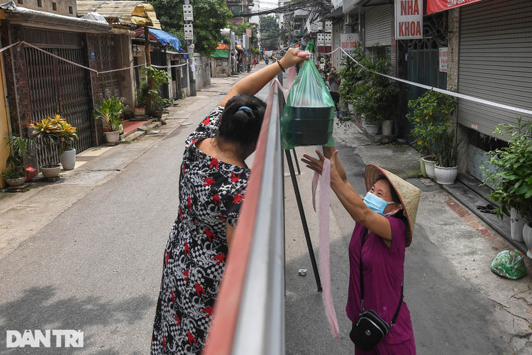 Hà Nội: Dựng bức tường tôn dài 200 m chia đôi 2 quận để phòng dịch - 8