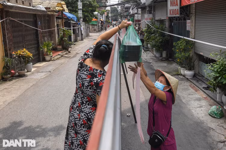 Hà Nội: Dựng bức tường tôn dài 200 m chia đôi 2 quận để phòng dịch - 8