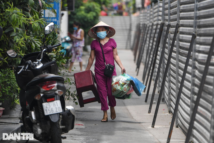 Hà Nội: Dựng bức tường tôn dài 200 m chia đôi 2 quận để phòng dịch - 10