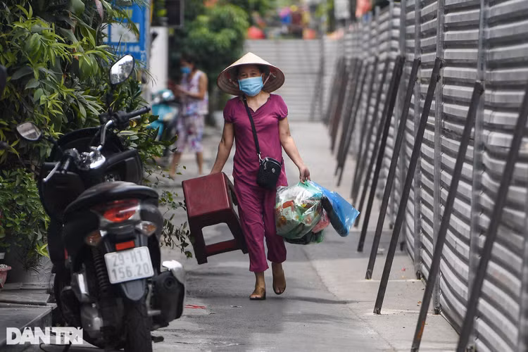 Hà Nội: Dựng bức tường tôn dài 200 m chia đôi 2 quận để phòng dịch - 10