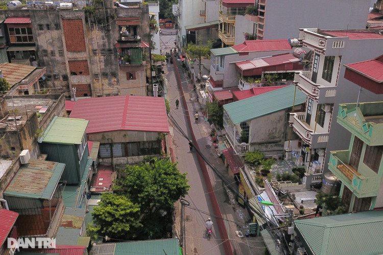 Hà Nội: Dựng bức tường tôn dài 200 m chia đôi 2 quận để phòng dịch - 2