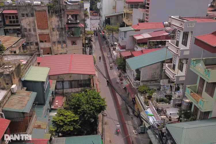 Hà Nội: Dựng bức tường tôn dài 200 m chia đôi 2 quận để phòng dịch - 2