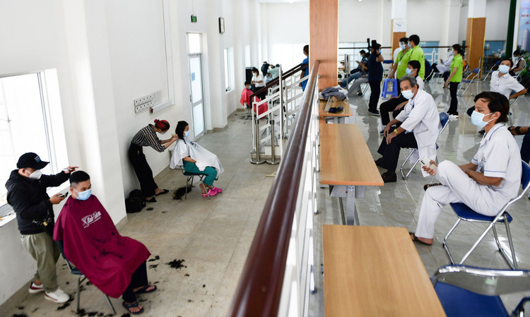 Cat toc cho y bac si Benh vien Cho Ray anh 8