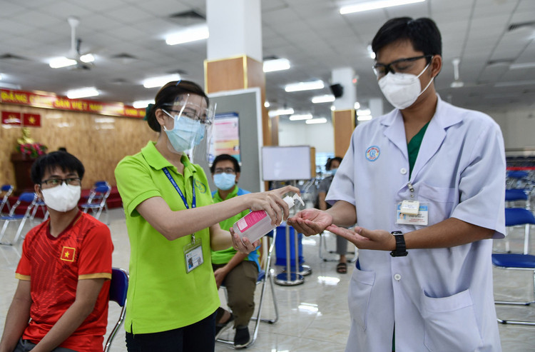 Cat toc cho y bac si Benh vien Cho Ray anh 5