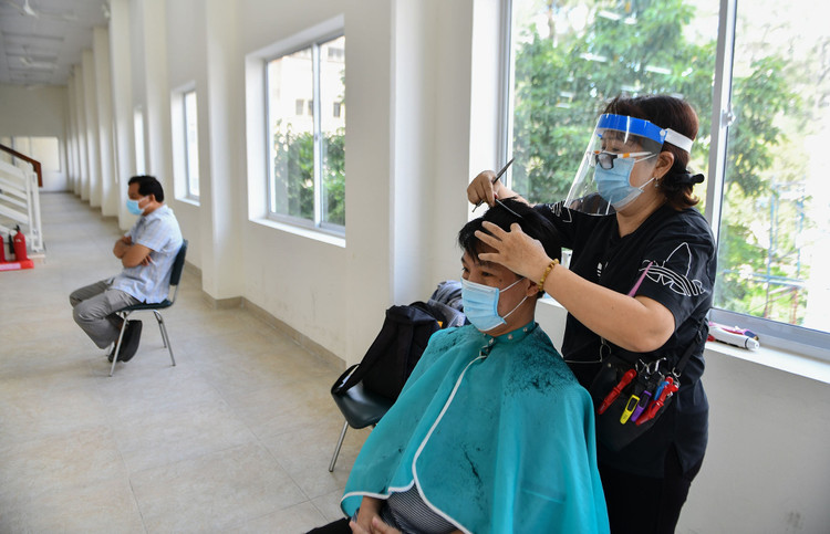 Cat toc cho y bac si Benh vien Cho Ray anh 6