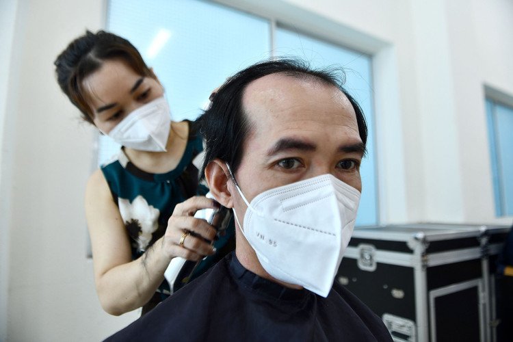 Cat toc cho y bac si Benh vien Cho Ray anh 3