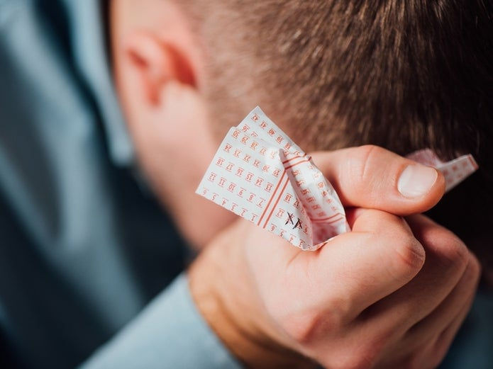 Vô tình vò nát tấm vé trúng 26 triệu USD trong máy giặt - 1