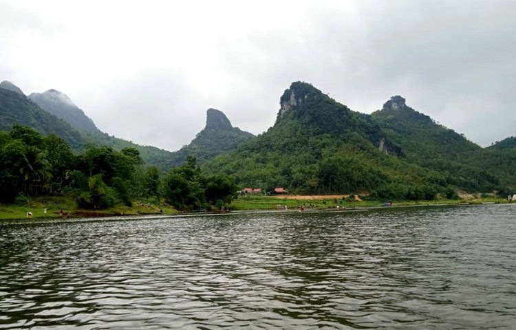 Trước đó vào tháng 4/2021 nước Sông Mã đoạn qua huyện Bá Thước đổi màu gây ra hiện tượng cá chết hàng loạt