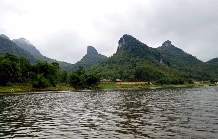 Trước đó vào tháng 4/2021 nước Sông Mã đoạn qua huyện Bá Thước đổi màu gây ra hiện tượng cá chết hàng loạt