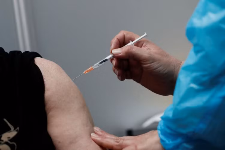 Vaccine COVID-19 của Pfizer-Biontech gây tranh cãi về hiệu quả và độ an toàn - 1