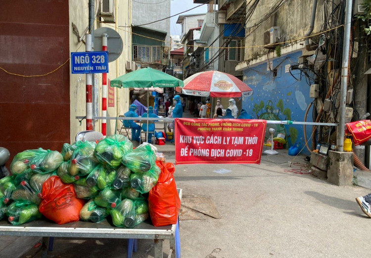 Dich Covid-19 Ha Noi, phong toa ngo 328 Nguyen Trai anh 1