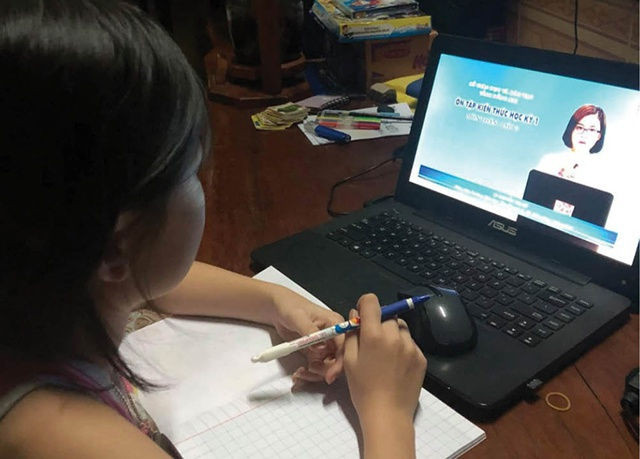 Hoc sinh lop 1 hoc online anh 2