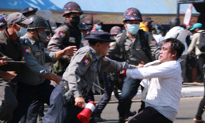 Cảnh sát bắt một người biểu tình chống đảo chính tại thành phố Mawlamyine, Myanmar, hôm nay. Ảnh: AFP.