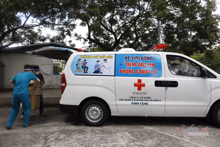 Đội tiêm vắc xin Covid-19 lưu động đầu tiên tại TP.HCM