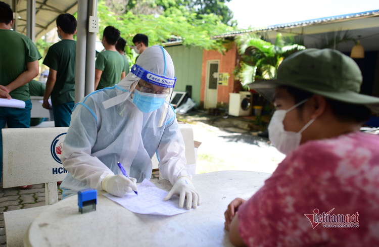 Đội tiêm vắc xin Covid-19 lưu động đầu tiên tại TP.HCM