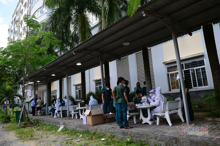 Đội tiêm vắc xin Covid-19 lưu động đầu tiên tại TP.HCM