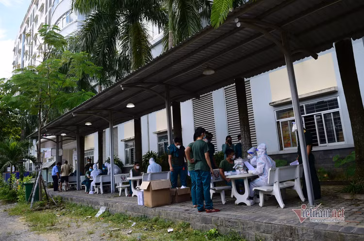 Đội tiêm vắc xin Covid-19 lưu động đầu tiên tại TP.HCM