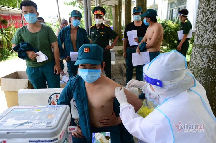 Đội tiêm vắc xin Covid-19 lưu động đầu tiên tại TP.HCM