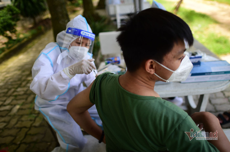 Đội tiêm vắc xin Covid-19 lưu động đầu tiên tại TP.HCM