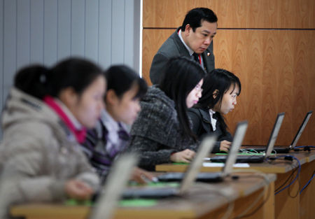 Chính thức bỏ chứng chỉ ngoại ngữ, tin học với công chức hành chính