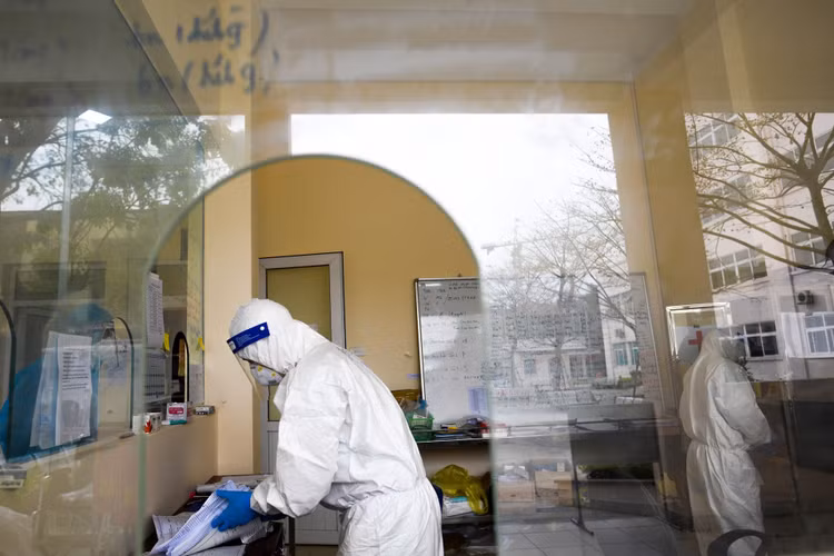 nu cong an mac Covid-19 chia se anh 1