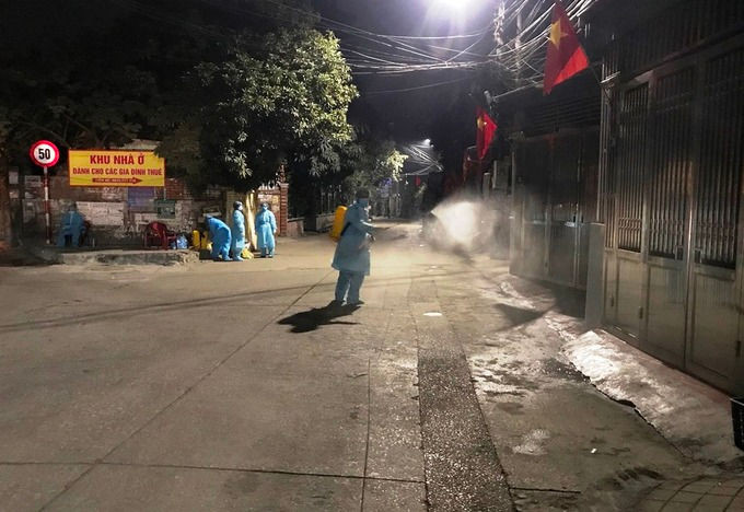 Khu dân cư nơi ở của ca nghi nhiễm nCoV tại khu 6, phường Hồng Hà được phun khử trùng. Ảnh: Minh Cương