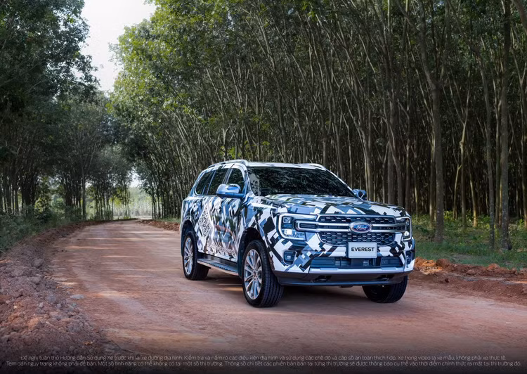 Hãy luôn để ý – dù là ngày hay đêm – vì bạn có thể sắp bắt gặp Ford Everest thế hệ mới được lăn bánh trên đường.