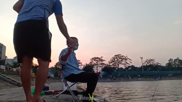 Câu cá, thu phế tại hồ công cộng ở Hà Nội: Chính quyền không biết thu tiền cho ai? ảnh 2