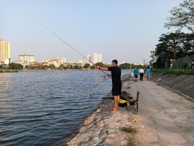 Câu cá, thu phế tại hồ công cộng ở Hà Nội: Chính quyền không biết thu tiền cho ai? ảnh 1