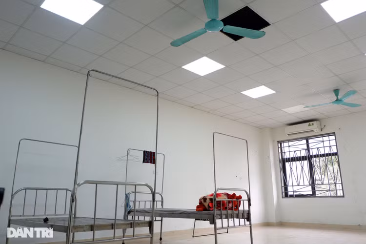 Cận cảnh phòng bay lắc ngay trong bệnh viện tâm thần gây chấn động - 3