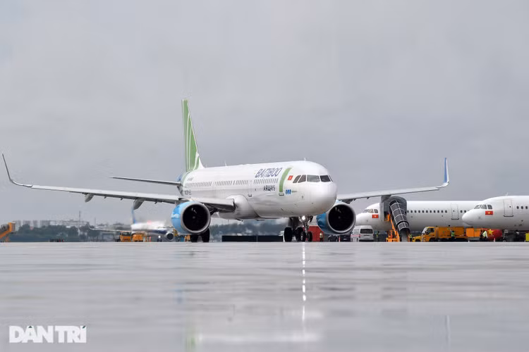 Máy bay xin hạ cánh khẩn xuống Nội Bài vì nghi chim va lõm vỏ động cơ - 1