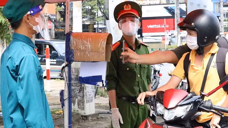nguoi-dan-quet-ma-qr-code-tai-chot-kiem-soat-dich-covid-19-tren-dia-ban-quan-3-tphcm.jpg
